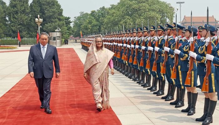 গ্রেট হল অব পিপলে শেখ হাসিনাকে উষ্ণ অভিবাদন
