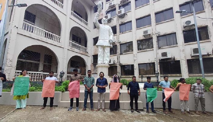 কুবিতে সাংবাদিকদের উপর পুলিশি হামলার প্রতিবাদে মানববন্ধন 