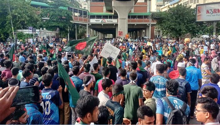 শাহবাগ ও সাইন্সল্যাবে ‘বাংলা ব্লকেড’, যানচলাচল বন্ধ