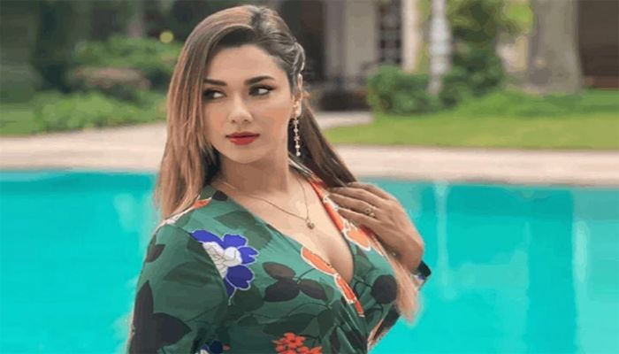 চিত্রনায়িকা ববির বিরুদ্ধে চুরি ও হত্যাচেষ্টার অভিযোগে মামলা