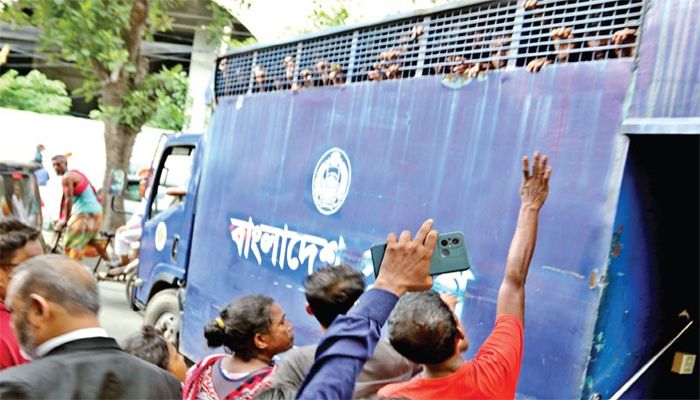আদালতে স্বজনদের ভিড়