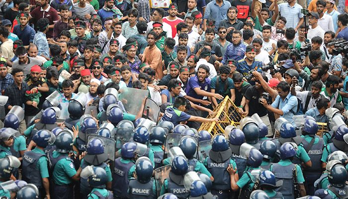পুলিশি বাধা ডিঙিয়ে শাহবাগে কোটা বিরোধীরা