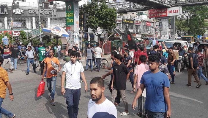 শাহবাগ-সায়েন্সল্যাবে ‘বাংলা ব্লকেড’, যান চলাচল বন্ধ