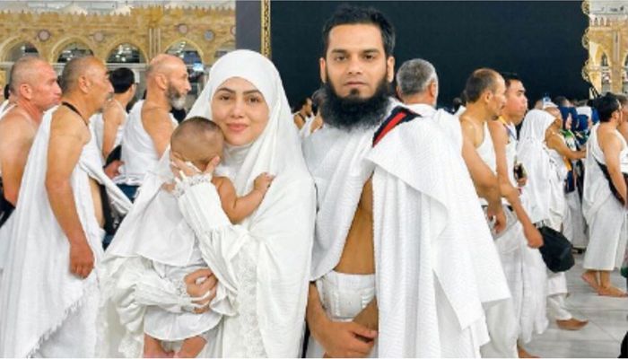 হজে গিয়ে সন্তানের মুখ দেখালেন সানা খান
