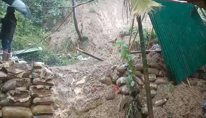কক্সবাজারে পাহাড় ধসে নারী-শিশুসহ নিহত ৪