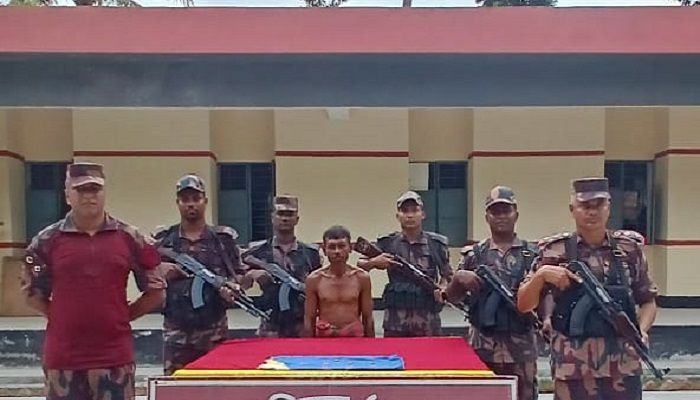 বেনাপোলে ৯টি স্বর্ণের বারসহ আটক ১