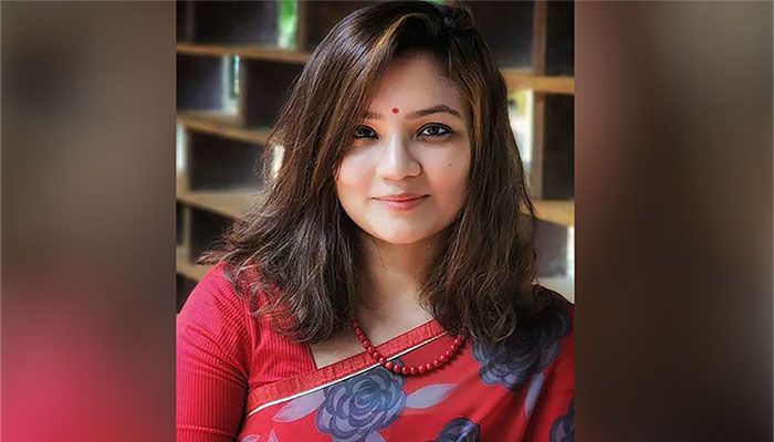 পুলিশের ধাক্কায় ঢাবির নারী শিক্ষক আহত