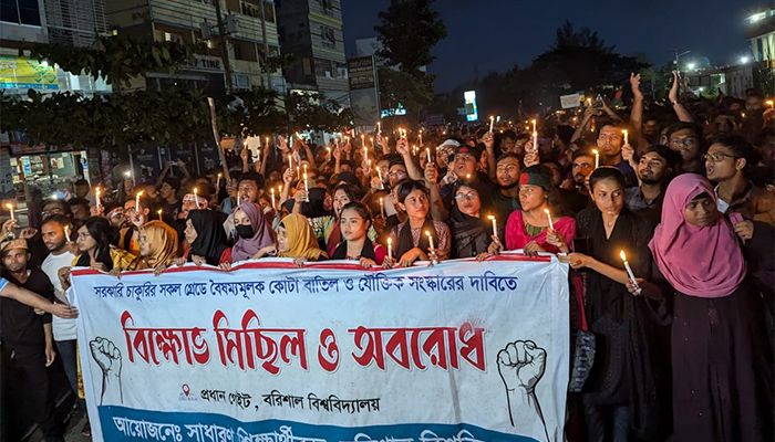 মোমবাতি জ্বালিয়ে পুলিশি হামলার প্রতিবাদ ববি শিক্ষার্থীদের 