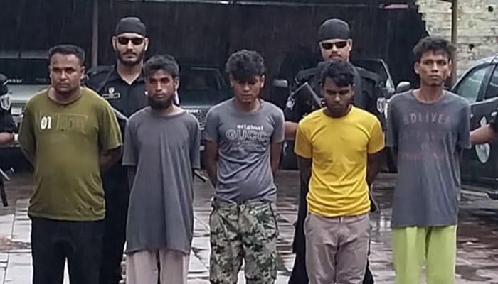উখিয়া ক্যাম্পে ৫ আরসা সন্ত্রাসী গ্রেপ্তার, অস্ত্র ও গোলাবারুদ উদ্ধার 