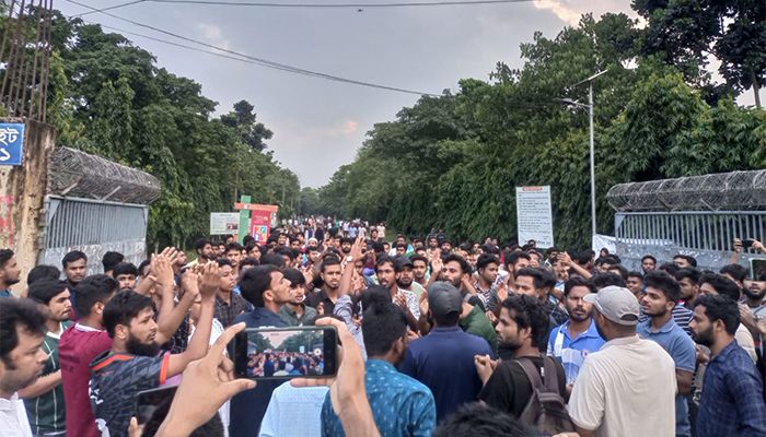 শিক্ষার্থীদের ওপর হামলার প্রতিবাদে বেরোবিতে বিক্ষোভ 