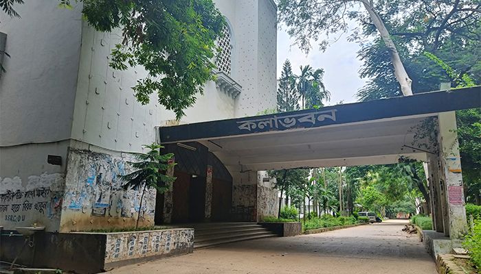 সুনসান নীরবতা, পাখির কলতান ও কাঠবিড়ালীর পদচারণায় মুখর ঢাবি