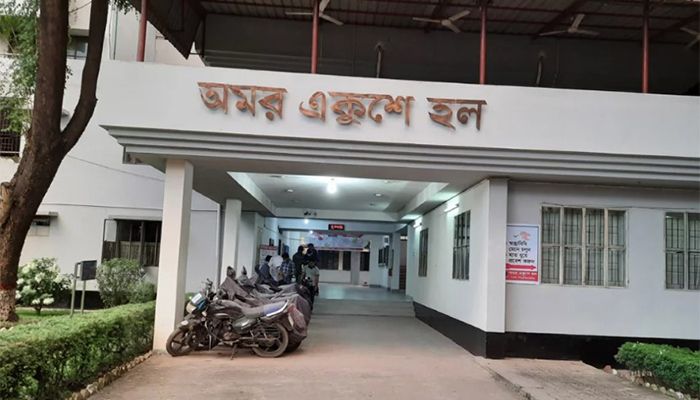 ঢাবির হলে বহিরাগত অবস্থানে নিষেধাজ্ঞা 