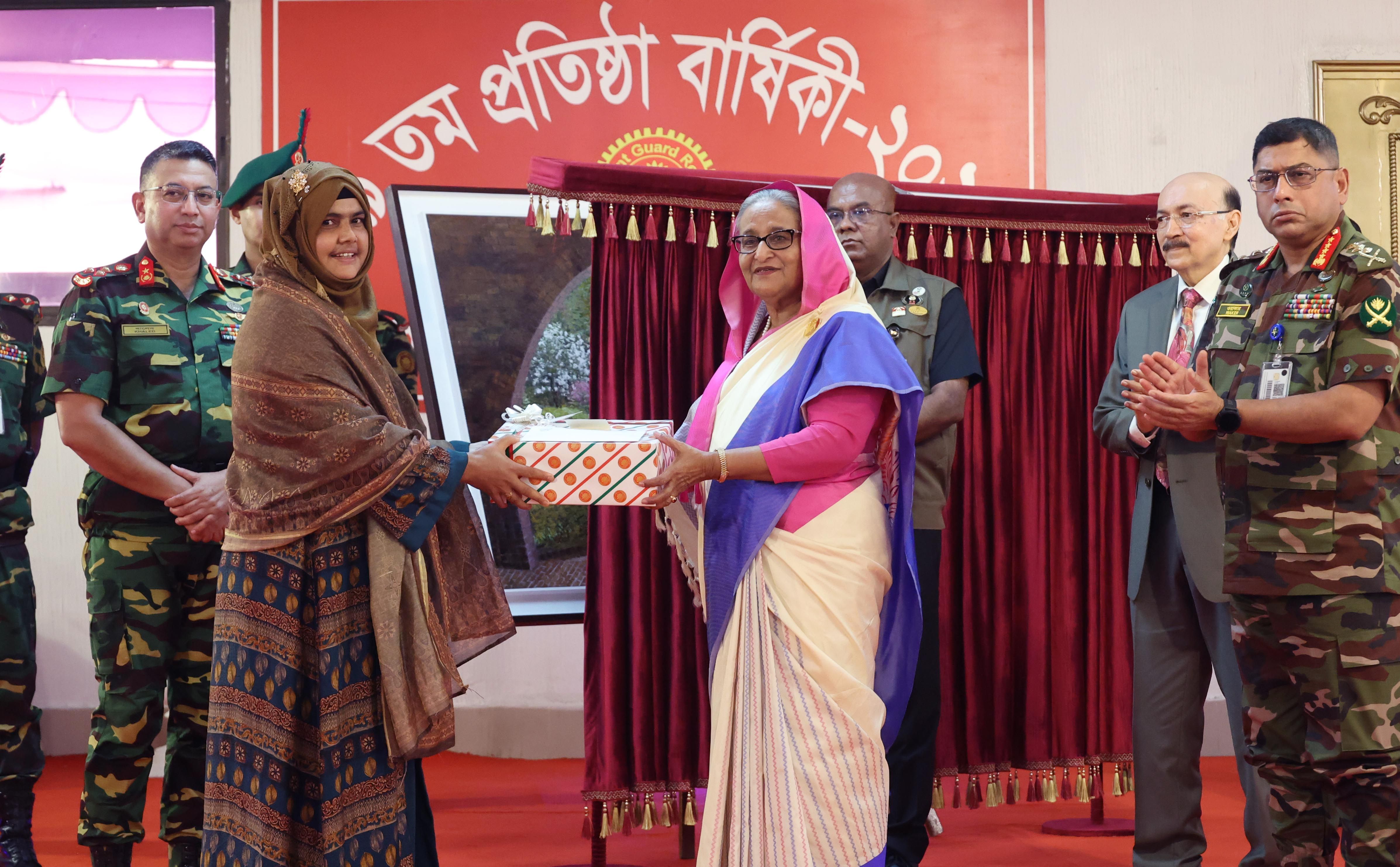 প্রেসিডেন্ট গার্ড রেজিমেন্টের ৪৯তম প্রতিষ্ঠাবার্ষিকী অনুষ্ঠানে প্রধানমন্ত্রী