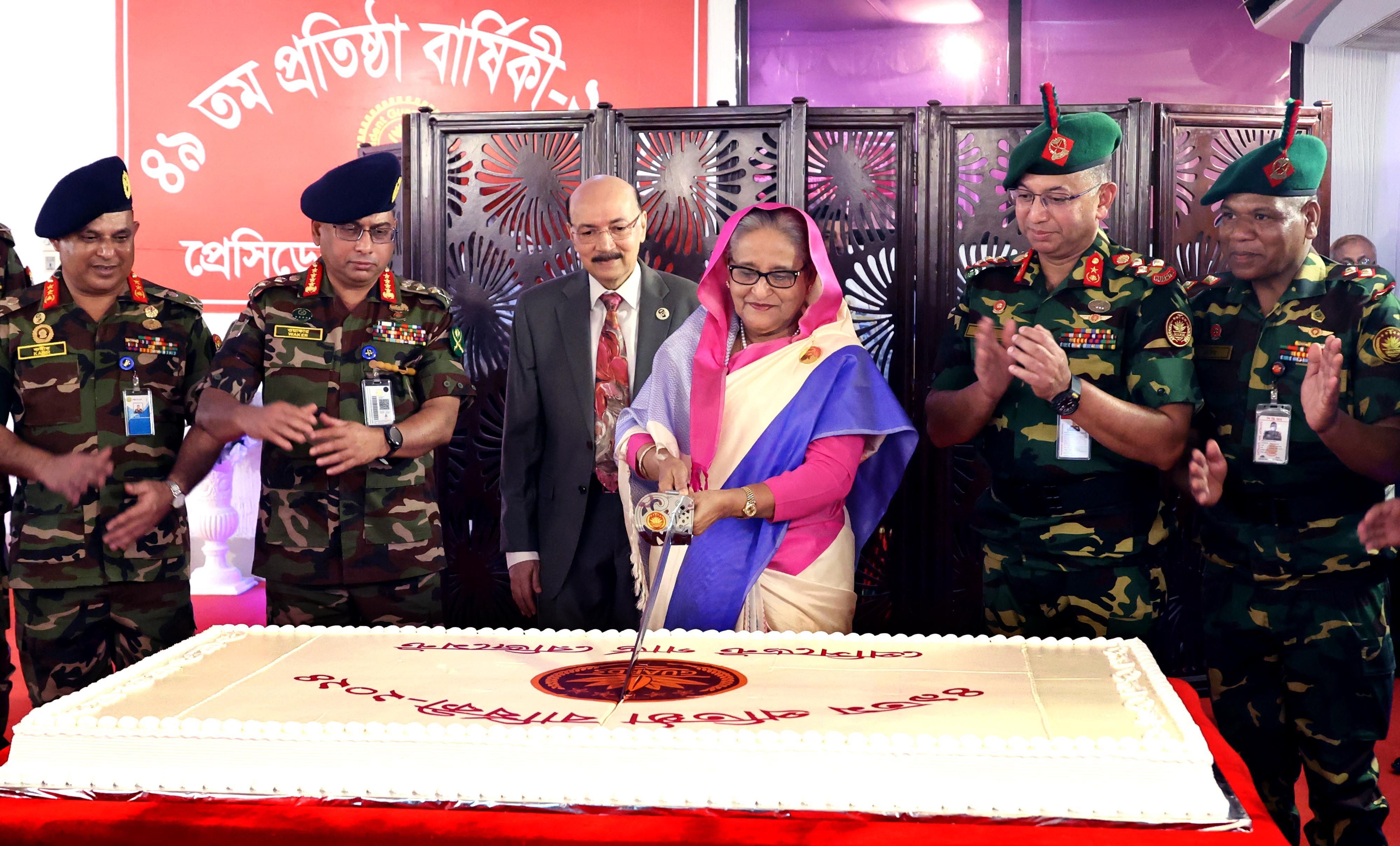প্রেসিডেন্ট গার্ড রেজিমেন্টের ৪৯তম প্রতিষ্ঠাবার্ষিকী অনুষ্ঠানে প্রধানমন্ত্রী