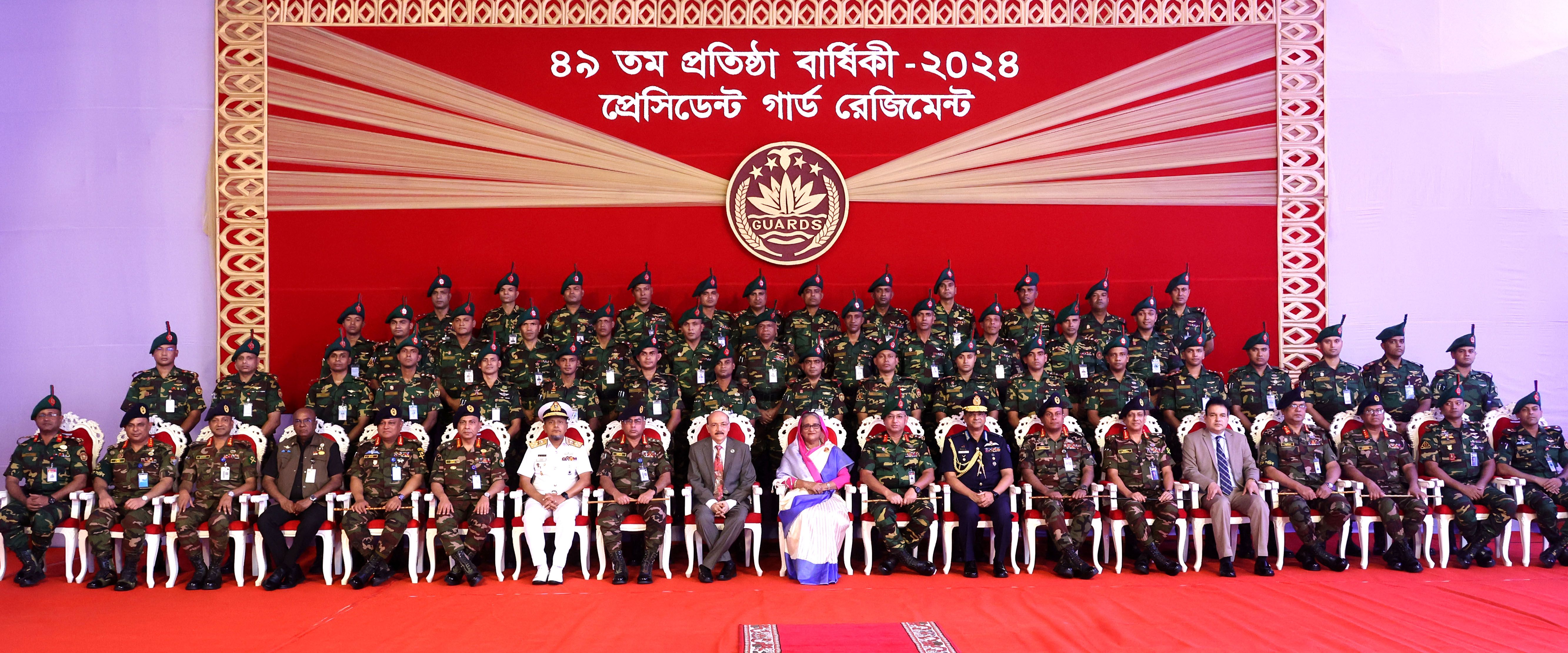 প্রেসিডেন্ট গার্ড রেজিমেন্টের ৪৯তম প্রতিষ্ঠাবার্ষিকী অনুষ্ঠানে প্রধানমন্ত্রী