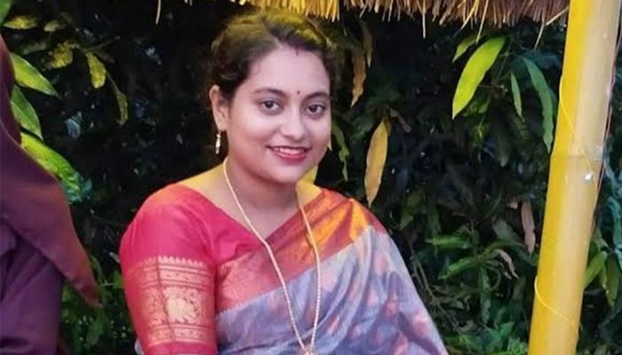 স্বামীর মোটরসাইকেল থেকে ছিটকে পড়ে গৃহবধূর মৃত্যু
