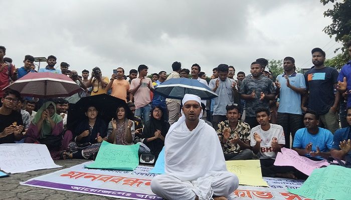 কোটা বাতিলের দাবিতে মহাসড়ক অবরোধ