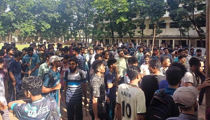 ক্যাম্পাসে ছাত্র রাজনীতি বন্ধের দাবি বুটেক্স শিক্ষার্থীদের