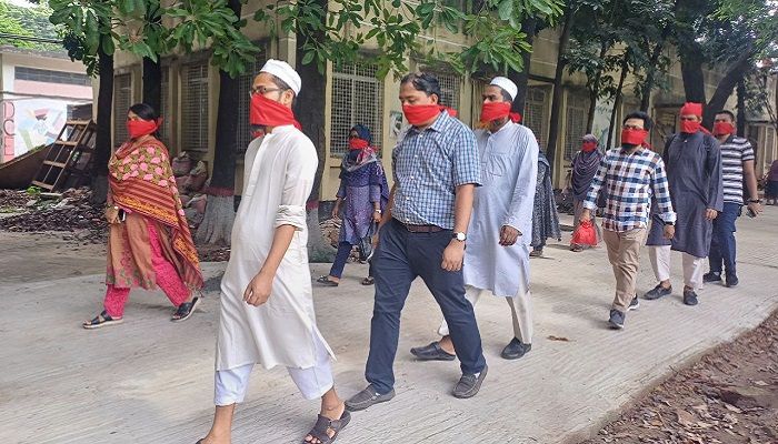 মুখে লাল কাপড় বেঁধে বুটেক্স শিক্ষকদের প্রতিবাদ