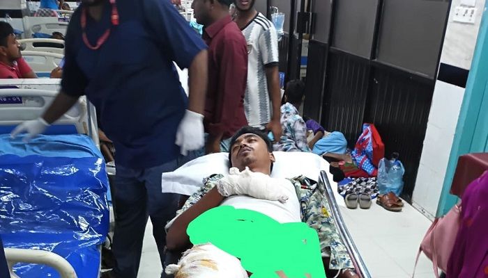 রোহিঙ্গা ক্যাম্পে গোলাগুলি, পুলিশ সদস্য গুলিবিদ্ধ