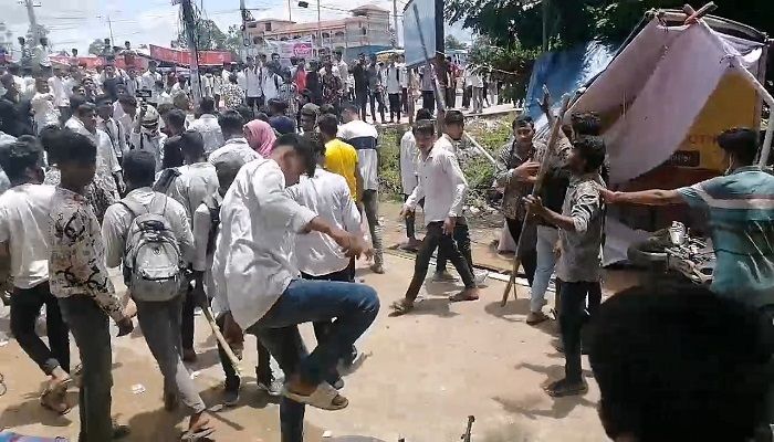 কক্সবাজারে শিক্ষার্থীদের আন্দোলন: হামলা ও গাড়ি ভাংচুর
