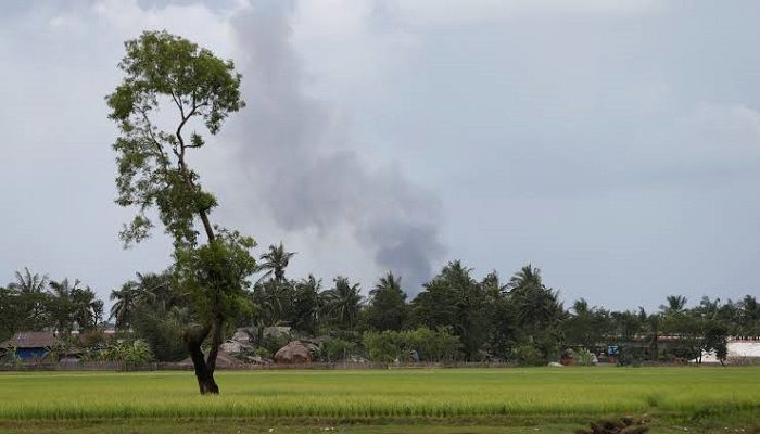মর্টার শেল ও গুলির শব্দে কাঁপছে সীমান্ত জনপদ
