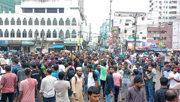 কোটাবিরোধী আন্দোলনে উত্তাল জবি, সড়ক অবরোধ