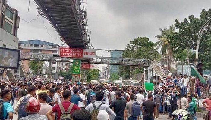 শিক্ষার্থী-ছাত্রলীগ সংঘর্ষে রণক্ষেত্র সায়েন্সল্যাব