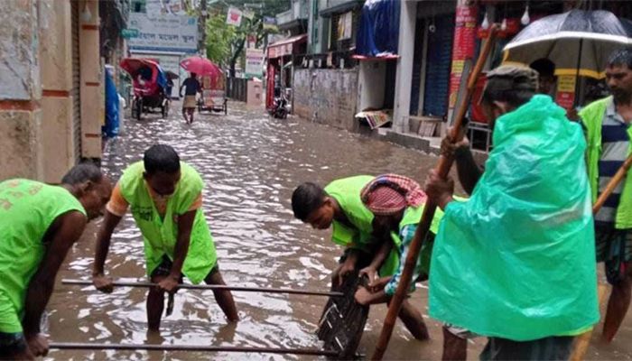 বৃষ্টির পানি সরাতে কাজ করছে ডিএনসিসির ৫ হাজার কর্মী