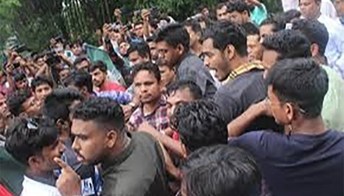 কোটা ইস্যুতে সমাবেশ ডেকে নিজেদের মধ্যে মারামারিতে জড়ালো ছাত্রলীগ