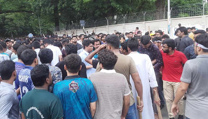 ছাত্রলীগের দখলে টিএসসি