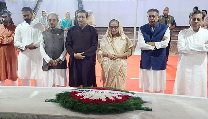 বঙ্গবন্ধুর সমাধিতে প্রধানমন্ত্রীর শ্রদ্ধা
