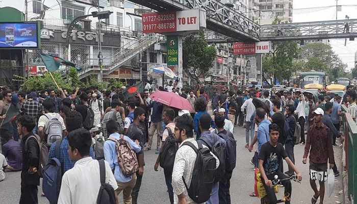 সাইন্সল্যাব মোড়ে ঢাকা কলেজ শিক্ষার্থীদের অবরোধ