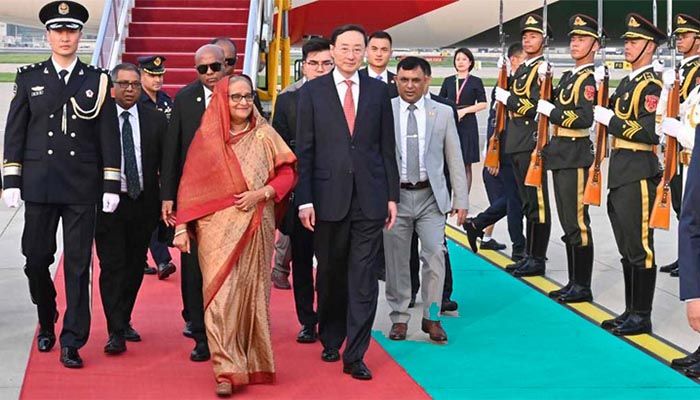 বেইজিং বিমানবন্দরে প্রধানমন্ত্রীকে লাল গালিচা সংবর্ধনা 