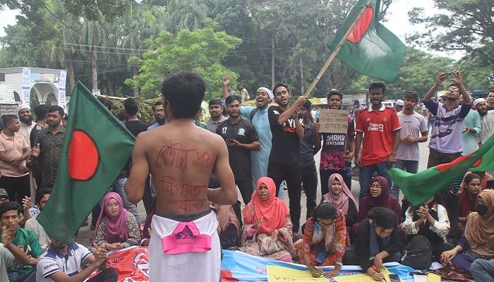 কোটা সংস্কারের দাবিতে ইবি শিক্ষার্থীদের মহাসড়ক অবরোধ