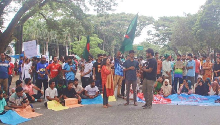 মহাসড়ক অবরোধ করে ইবি শিক্ষার্থীদের সাংস্কৃতিক আসর