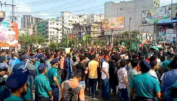 তাঁতিবাজার মোড় অবরোধ করে বিক্ষোভ জবি শিক্ষার্থীদের