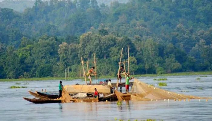 কাপ্তাই হ্রদে মাছ ধরা বন্ধ আরো ১৫ দিন