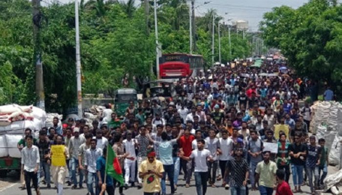 শিক্ষার্থীদের ওপর হামলা: খুলনা-যশোর মহাসড়ক অবরোধ