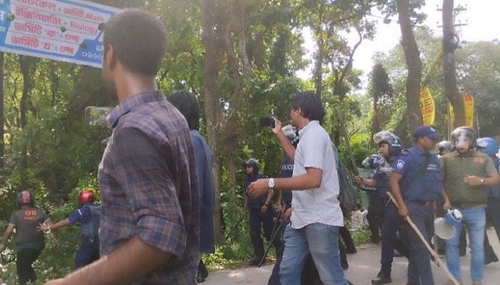 কুবিতে পুলিশের লাঠিচার্জে অর্ধশতাধিক শিক্ষার্থী আহত 