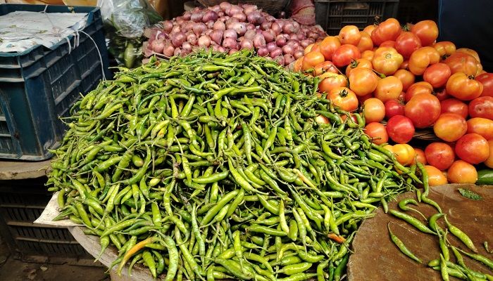 মানিকগঞ্জে কাঁচামরিচের কেজি ৪০০ টাকা
