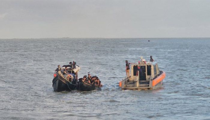 নাফ নদীতে ভাসছে মিয়ানমারের ২ ট্রলার