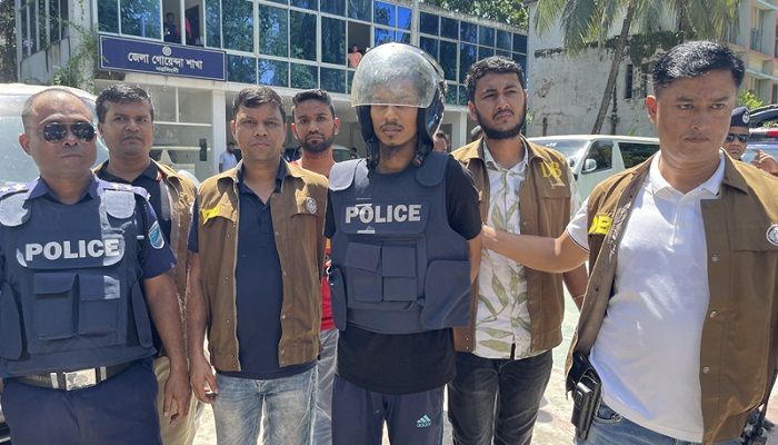 নরসিংদীতে ৪৮১ কারাবন্দির আত্মসমর্পণ, লুট করা ৪৫ অস্ত্র উদ্ধার
