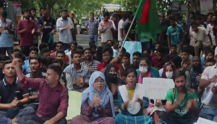 পাবনায় কোটা সংস্কারের দাবিতে মহাসড়ক অবরোধ