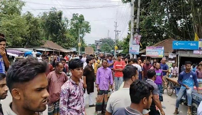 পঞ্চগড়ে অতিরিক্ত ফি আদায় বন্ধের দাবিতে সড়ক অবরোধ