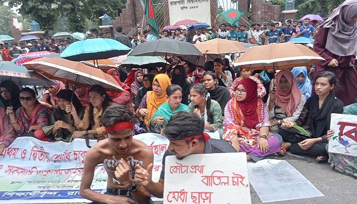 কোটা আন্দোলনে উত্তাল রাবি, ফের মহাসড়ক অবরোধ