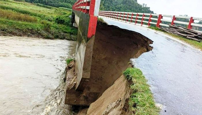 অতিবৃষ্টিতে রামু সেতুতে ভাঙন, যান চলাচলে ঝুঁকি 