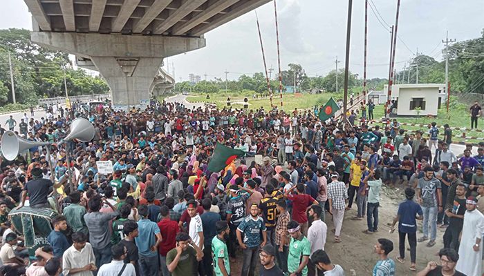 কোটা আন্দোলনে উত্তাল রাবি, রেললাইন অবরোধ