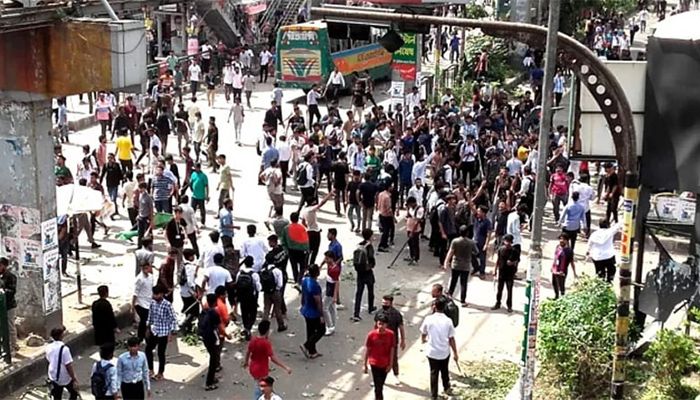 ছাত্রলীগকে হটিয়ে আন্দোলনকারীদের দখলে সায়েন্সল্যাব মোড়