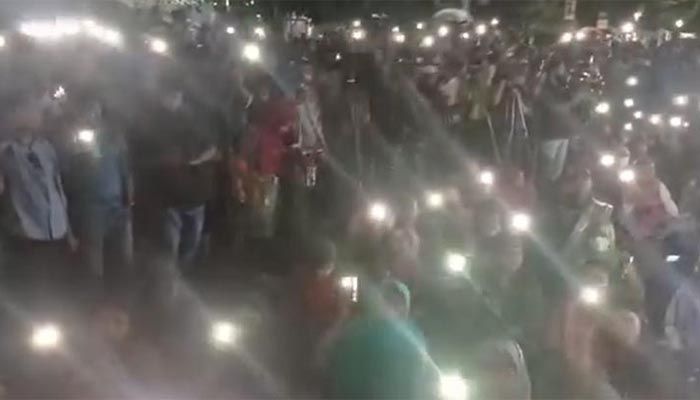 শাহবাগে ফ্লাশলাইট জ্বেলে কোটার বিরুদ্ধে প্রতিবাদ 